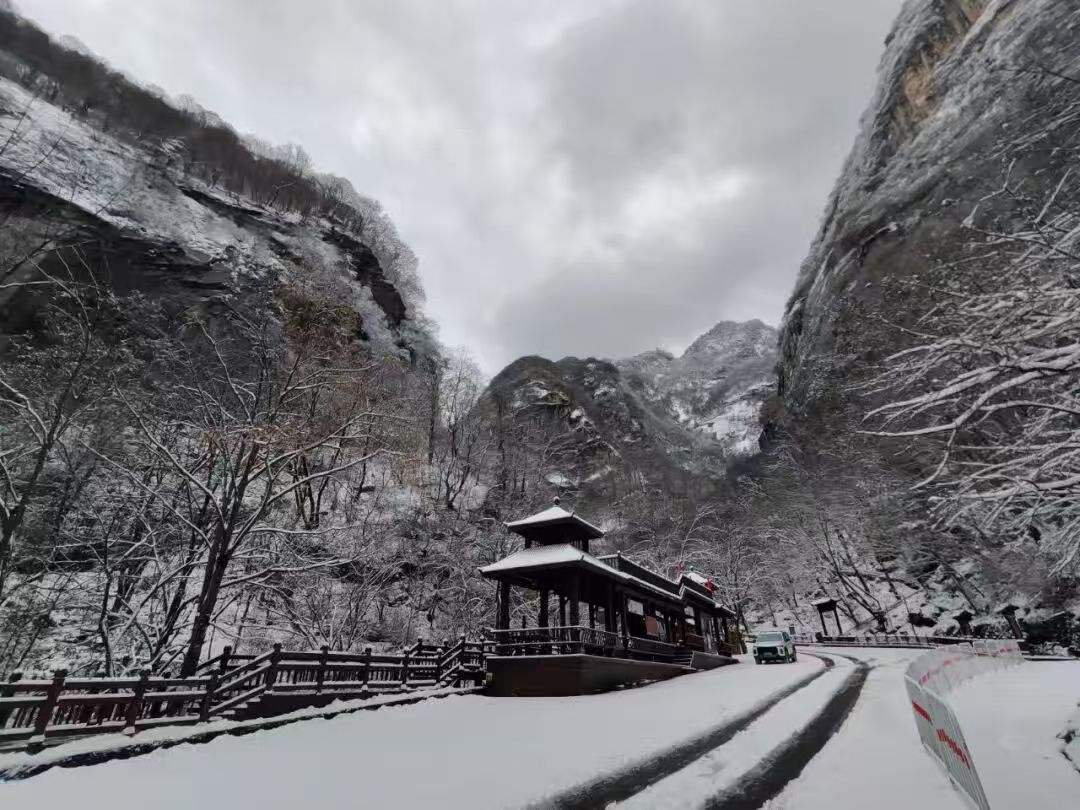 突发大雪致游客滞留 太白山诚...