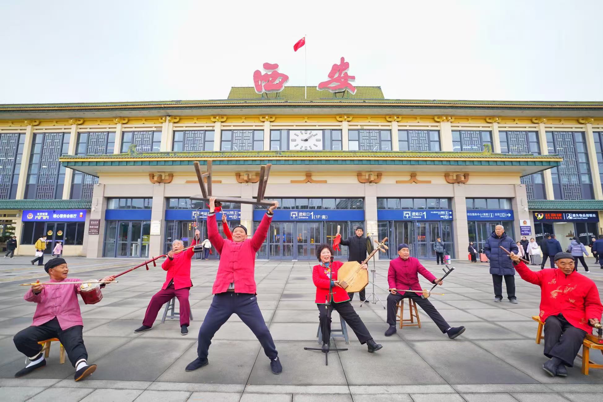 白鹿原影视城携手西安火车站 除夕定格城墙与丹凤门...